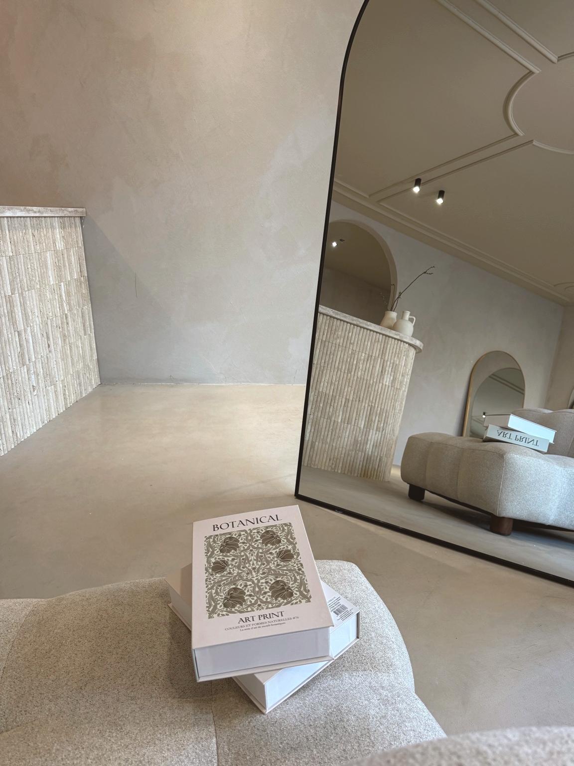 luxe ovale spiegel zwart met stoel in lichte ruimte