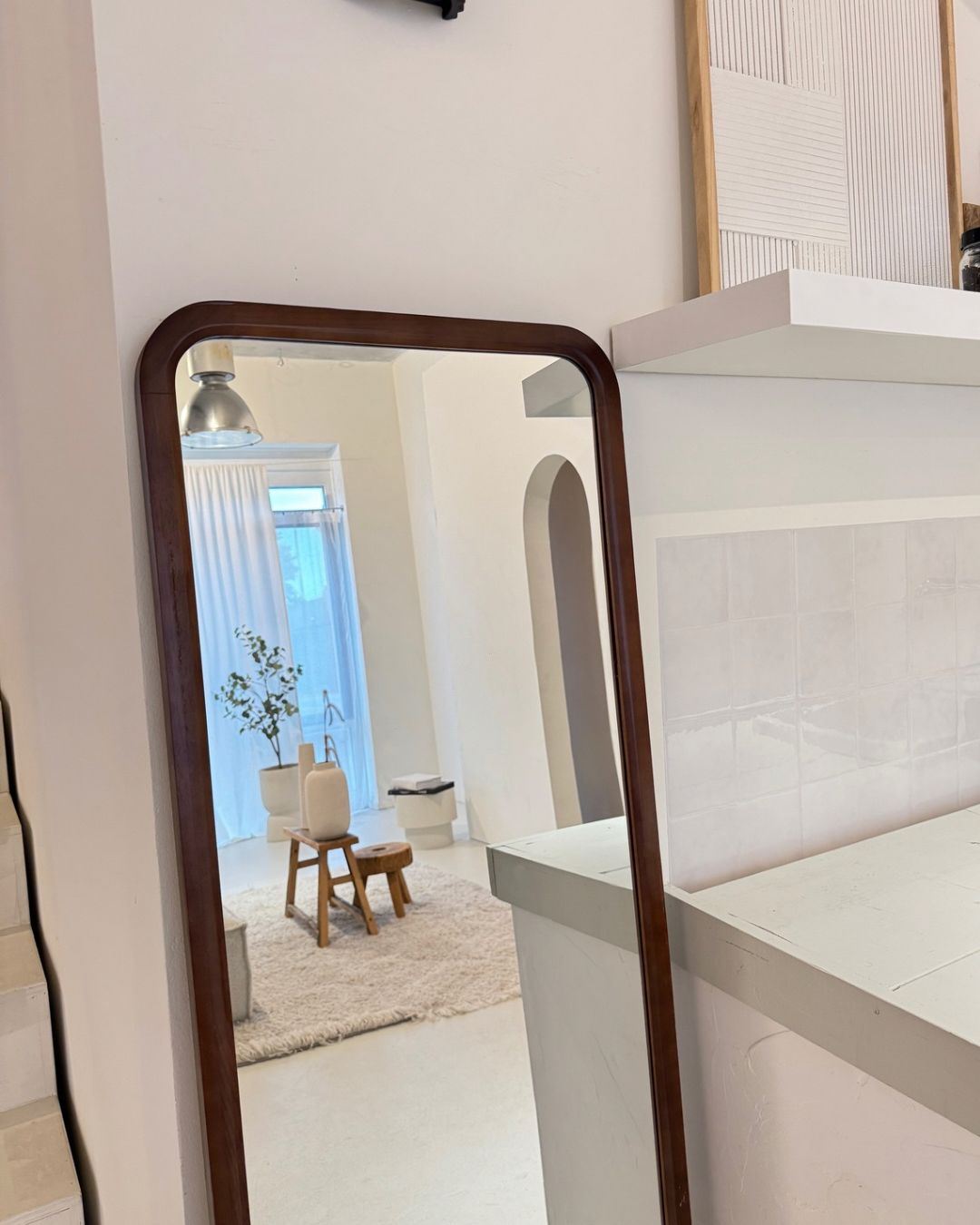 Rechthoekige houten spiegel 160×50 cm – ophangbaar, leunend of staand met standaard