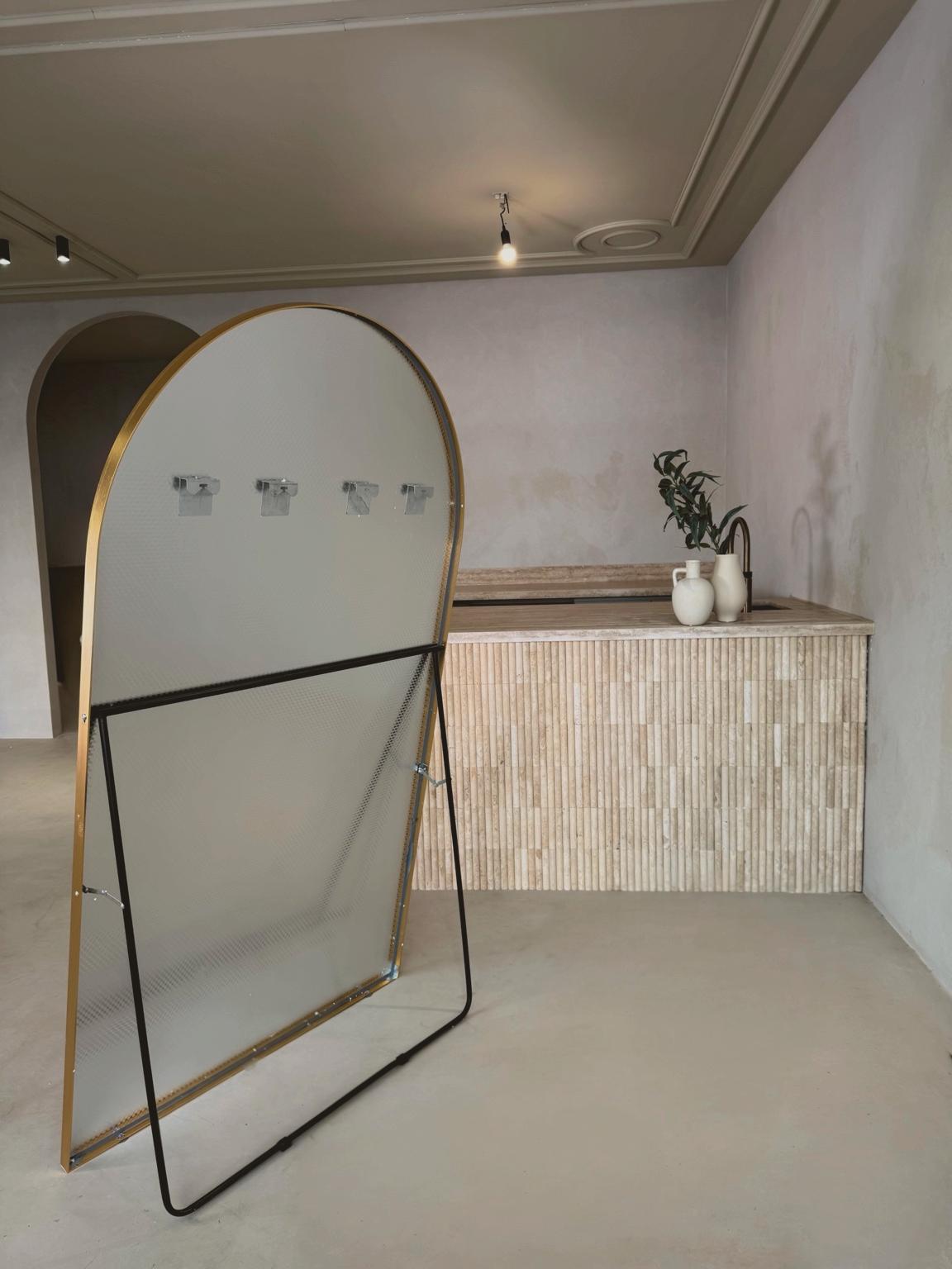 achterkant ovale spiegel met metalen standaard staand