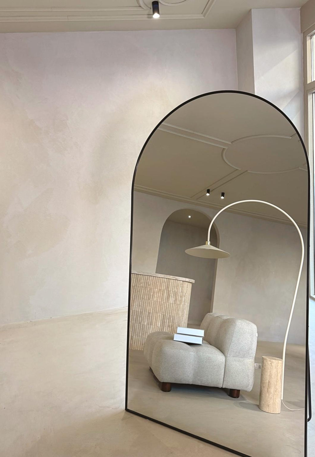 zwarte staande spiegel ovaal vorm 180x100 naast moderne bank