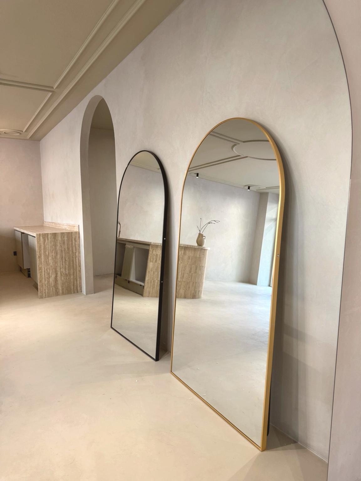 twee grote spiegels 180x100 cm goud in lichte interieurkamer
