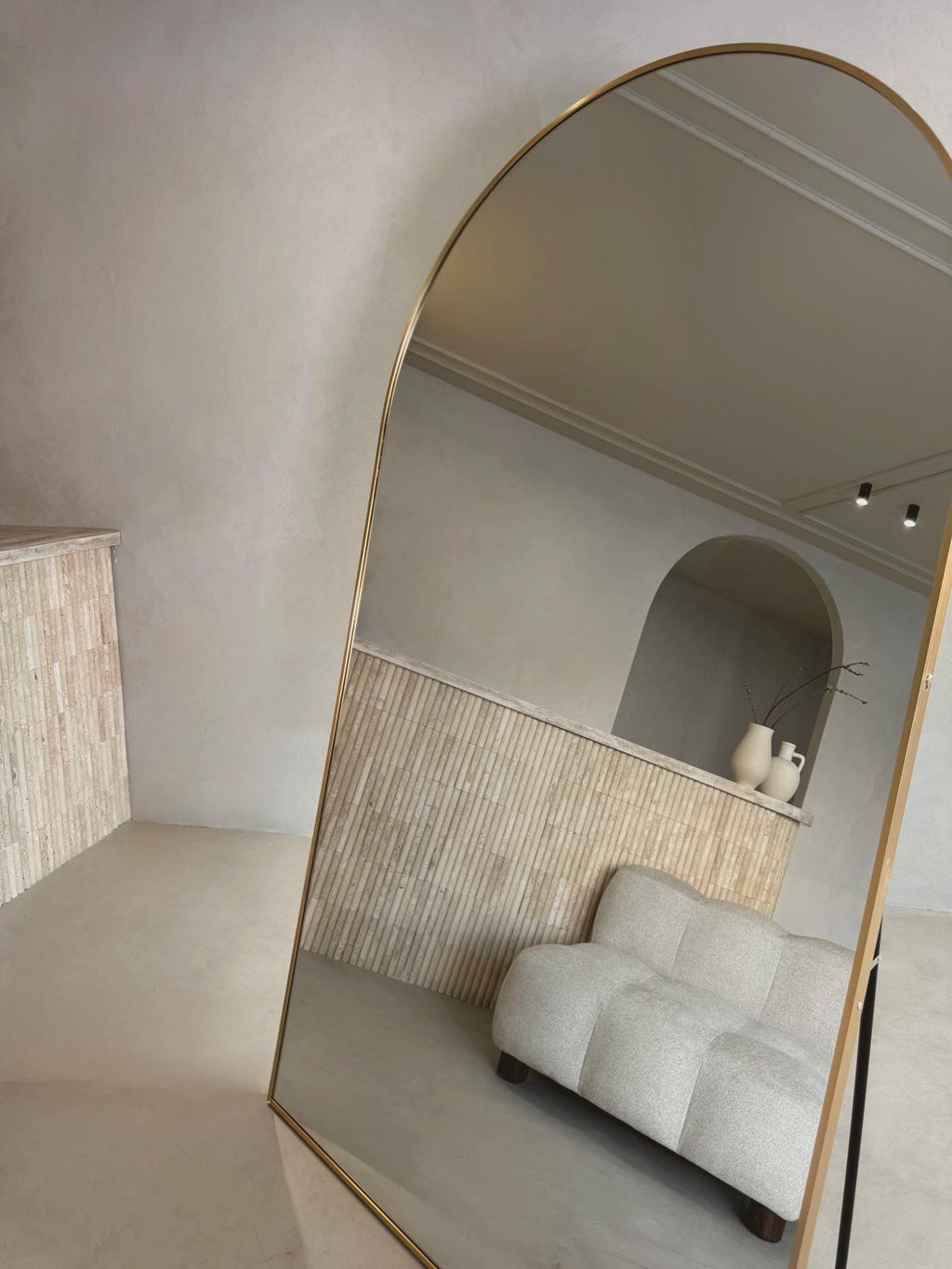 luxe staande spiegel 180x100 goud naast moderne bank