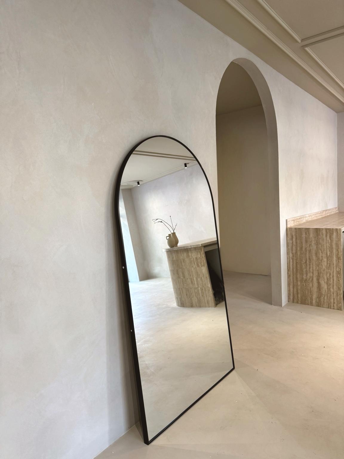 passpiegel zwart ovaal formaat 180x100 cm tegen muur