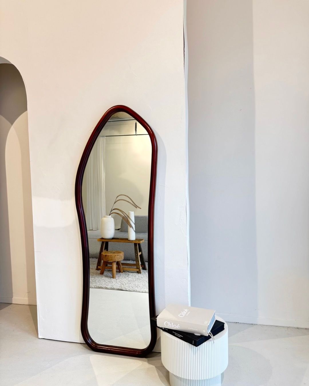 Organische houten spiegel 170×60 cm – ophangbaar, leunend of staand met standaard