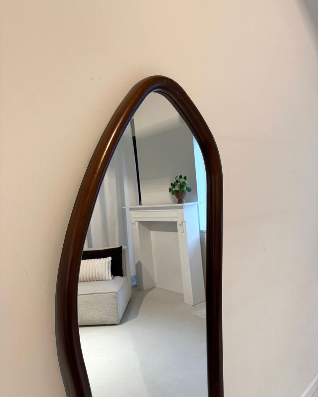 Organische houten spiegel 170×60 cm – ophangbaar, leunend of staand met standaard