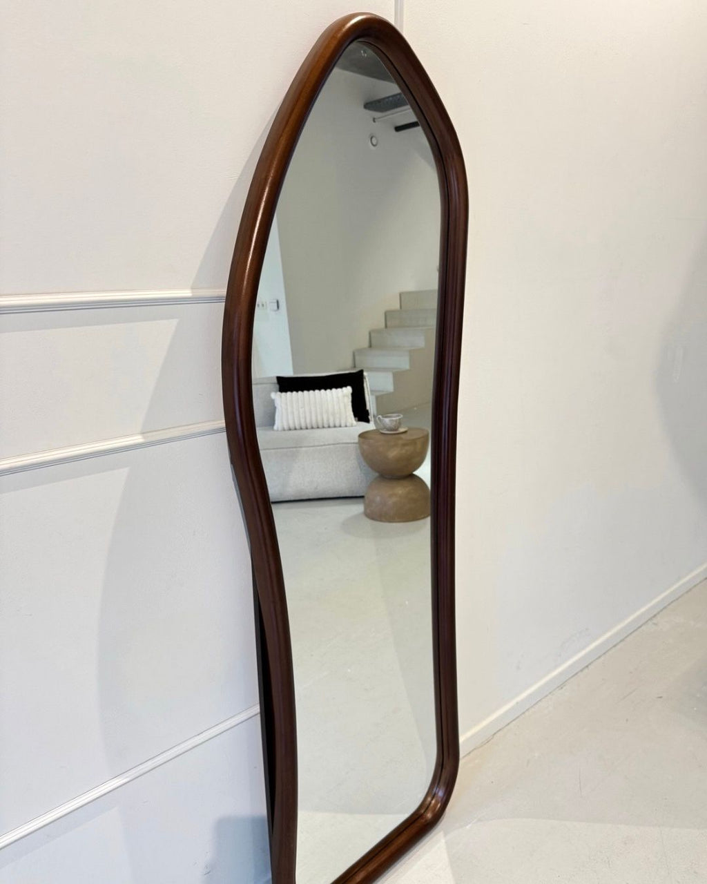 Organische houten spiegel 170×60 cm – ophangbaar, leunend of staand met standaard