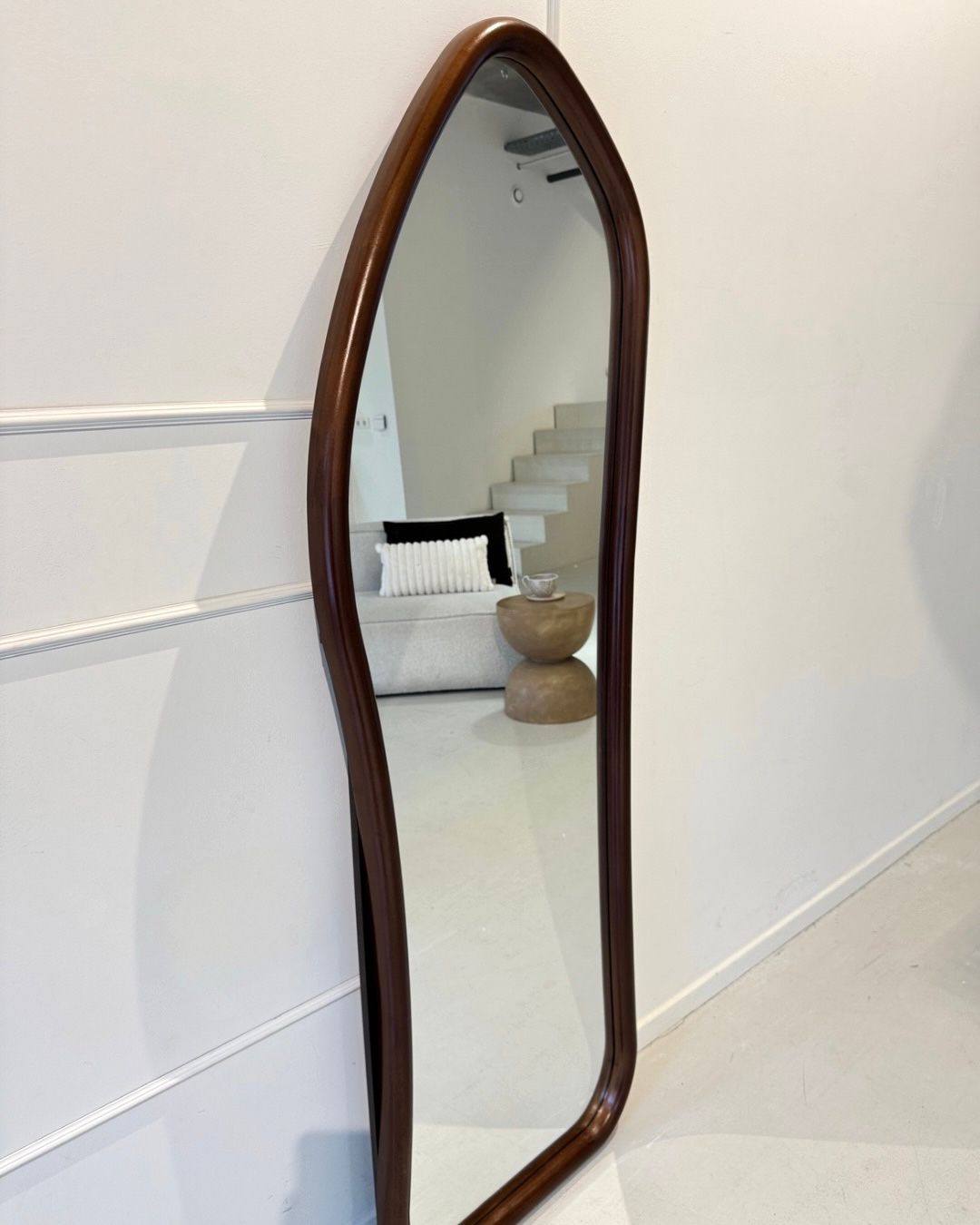 Organische houten spiegel 170×60 cm – ophangbaar, leunend of staand met standaard