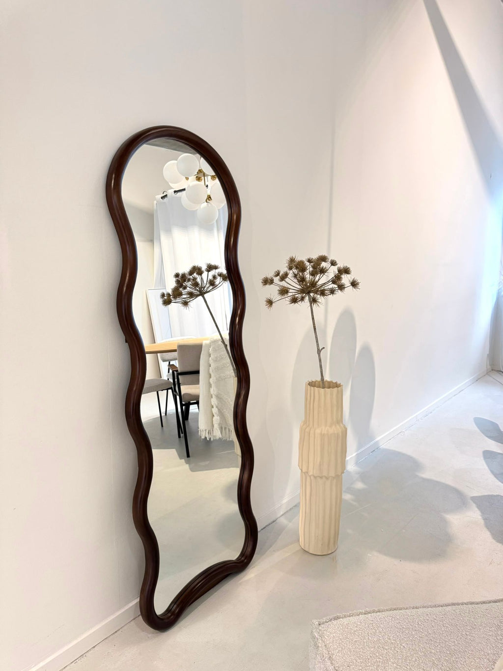 Golvende houten spiegel 170×60 cm – ophangbaar, leunend of staand met standaard