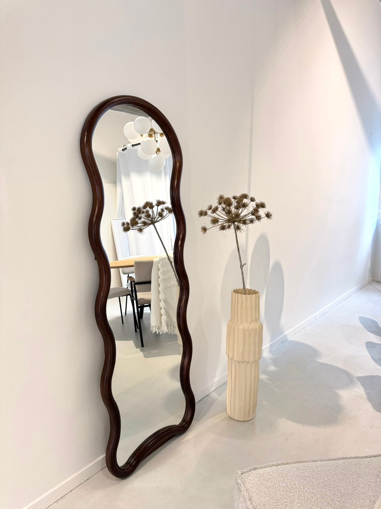 Golvende houten spiegel 170×60 cm – ophangbaar, leunend of staand met standaard